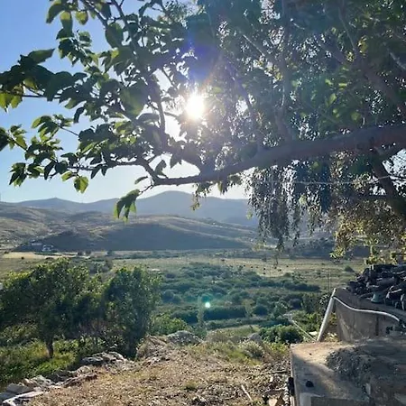 σπίτι σε λόφο με θέα τη θάλασσα
