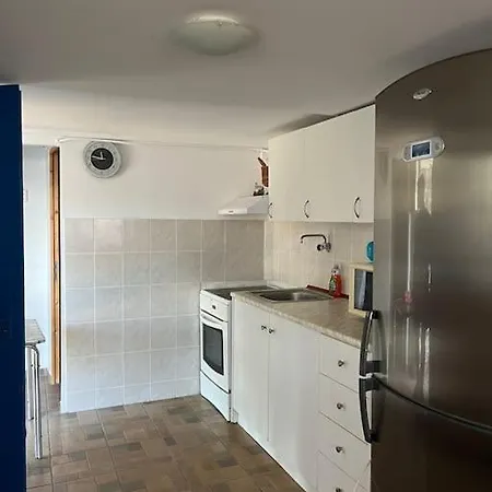 σπίτι σε λόφο με θέα τη θάλασσα *