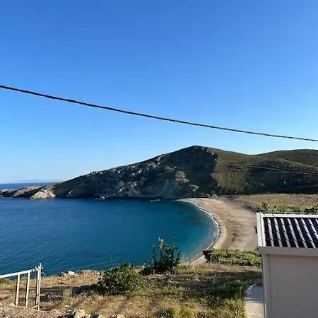 σπίτι σε λόφο με θέα τη θάλασσα